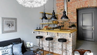 Kawalerka Mikołaja wymagała generalnego remontu: wymiany całej instalacji grzewczej, hydraulicznej i elektrycznej, przebudowania układu ścian. Te prace wykonała profesjonalna ekipa. Gdy tylko za fachowcami zamknęły się drzwi, Mikołaj zakasał rękawy i sam zabrał się do roboty. 03.10.2014 , Krakow , wnetrza , mieszkanie , stylizacja Aneta Kosiba , sesja dla : Cztery Katy . Fot. Michal Mutor SLOWA KLUCZOWE: WNETRZA DEKORACJE