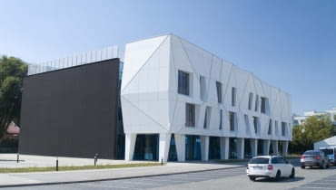 Dzielnicowe Centrum Kultury na Ursynowie - widok od wschodu Dzielnicowe Centrum Kultury na Ursynowie - widok od wschodu