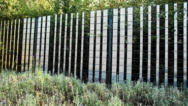 PANEL WYPEŁNIONy PERFOROWANYMI TAŚMAMI - w ten sposób powstało pół-ażurowe ogrodzenie, zapewniające odrobinę kameralności, a zarazem nieprzesłaniające ładnych widoków. Takie rozwiązanie najbardziej pasuje do nowoczesnych, a nawet minimalistycznych ogrodowych wnętrz. PANEL WYPEŁNIONy PERFOROWANYMI TAŚMAMI - w ten sposób powstało pół-ażurowe ogrodzenie, zapewniające odrobinę kameralności, a zarazem nieprzesłaniające ładnych widoków. Takie rozwiązanie najbardziej pasuje do nowoczesnych, a nawet minimalistycznych ogrodowych wnętrz.