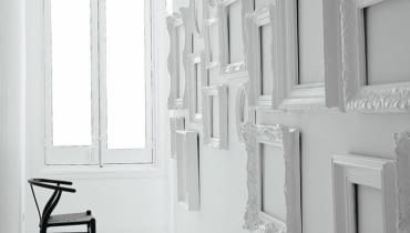 Kompozycja z dekoracyjnych ram na ścianie Kompozycja z dekoracyjnych ram na ścianie