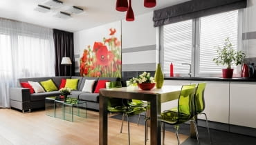 Tutaj postawiono na podwójne rozwiązanie: żaluzje i rolety rzymskie