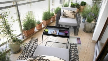 BALKONOWY KĄCIK DO KAWY owiany jest chmurą nie tylko kawowych, ale też lawendowych aromatów. A to uspokaja, sprzyja relaksowi, podobnie jak wygodne fotele i spokojna kolorystyka. 06.06.2012 WARSZAWA SESJA KWIETNE BALKONY DLA CZASOPISMA MAGNOLIA FOT. TATA STUDIO / TEL 0501255063 SLOWA KLUCZOWE: MAGNOLIA BALKONY