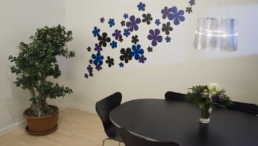 kwiatowy wzór na ścianie