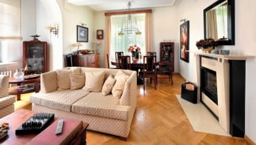 Niemal całe wyposażenie salonu to oryginalne meble z lat 30. po renowacji. Lampa wisząca nad stołem (i pozostałe lampy w mieszkaniu) została pieczołowicie odrestaurowana w specjalistycznym zakładzie w Łodzi.