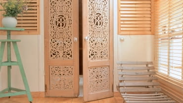 Ażurowe, misternie rzeźbione drzwi znajdziemy w sklepach z meblami kolonialnymi lub na starociach. Ciekawostka: takie dekoracyjne skrzydła niektórzy wykorzystują jako zagłówek do łóżka. Ażurowe, misternie rzeźbione drzwi znajdziemy w sklepach z meblami kolonialnymi lub na starociach. Ciekawostka: takie dekoracyjne skrzydła niektórzy wykorzystują jako zagłówek do łóżka.