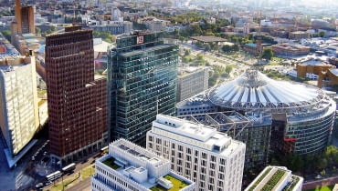 Stolica Niemiec w latach 90. była największym placem budowy Europy, po zburzeniu muru berlińskiego miasto wymagało zszycia. Imponujące gmachy, które wówczas powstały głównie w pobliżu Potsdamer Platz jak i okolicach Reichstagu stały się ikonami miasta i na stałe weszły do kanonu współczesnej architektury. Tradycyjne atrakcje turystyczne, takie jak Bramę Brandenburską czy dosyć przaśną wieżę telewizyjną Fernsehturm wyparły Sony Center i Daimler City daniel libeskind, niemcy, architektura, top 10, berlin, renzo piano, frank gehry, budynek