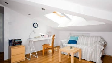 Przed zmianą. Rozkładana kanapa, stolik, biurko z krzesłem, szafeczka - podstawowe sprzęty, którymi umeblowano pokój, umożliwiają jego mieszkance spanie i naukę. Ale czy to wystarczy, by chętnie spędzała tu wolny czas? Nie wydaje się. Przecież to wnętrze jest zupełnie pozbawione charakteru!