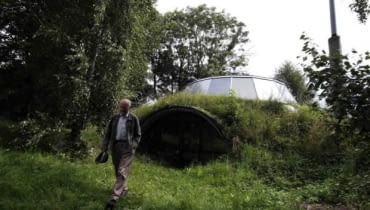 Bohumil Lhota jest architektem, który całe życie projektował normalne domy dla innych. Dla siebie postanowił stworzyć coś zupełnie wyjątkowego. Od ponad 30 lat buduje swój dom w miejscowości Jablonec. Dzięki ruchomej konstruckji budynek może chować się w ziemi dom, czechy, ciekawostka, eco