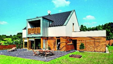 Umieszczenie drewna na dole było świadomą prowokacją architektów UWAGA ! PONOWNA PUBLIKACJA WYLACZNIE ZA ZGODA WLASCICIELI DOM JEDNORODZINNY NIEPODPIWNICZONY - WIDOK OD STRONY OGRODU FOT. BARTOSZ MAKOWSKI PUBLIKACJA LADNY DOM NR 12 (146) - 12 2010