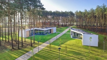 Park Rekreacyjny Zoom Natury w Janowie Lubelskim 'Znam te okolice od bardzo dawna, spędzałem tu dużo czasu zanim okazało się, że będę miał szansę robić projekt Zoomu Natury. Krajobraz jest niesamowity więc było jasne, że nie można tu postawić czegoś, co go zaburzy. Pomysł był prosty - podporządkować architekturę przyrodzie, zanurzyć zaprojektowane obiekty w zieleni i pozwolić zwiedzającym na odkrywanie bogactwa tutejszej flory i fauny. W pawilonach wybudowanych z użyciem odzyskowych materiałów pokazujemy multimedialne ekspozycje poświęcone naturze, zjawiskom przyrodniczym i ekologii. W ten sposób połączyliśmy nie tylko naturę z architekturą, ale i rekreację z edukacją' - opowiada Mirosław Nizio.