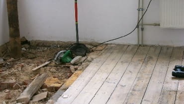 Podłoga z desek na legarach ułożonych na stropie betonowym na belkach stalowych Podłoga z desek na legarach ułożonych na stropie betonowym na belkach stalowych