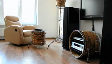 <B>Moda na recykling zatacza coraz szersze kręgi, coraz większym zainteresowaniem cieszą się produkty ekologiczne. Także w branży wnętrzarskiej, rzecz jasna. Oto kilka propozycji przygotowanych przez projektantów i producentów z myślą o tym, aby wnętrza nabrały niepowtarzalnego charakteru, a ich użytkownicy - poczucia, że są trendy!</B> <BR />Meble z perkusji. Fachowcy z pracowni stolarskiej IROKO z siedzibą w Ząbkach k. Warszawy starali się jak najmniej ingerować w konstrukcję i wygląd bębnów, przy jednoczesnym zapewnieniu zestawowi maksymalnej funkcjonalności. Jak sami mówią - biorąc pod uwagę różnorodność oklein naturalnych i modyfikowanych, a także olbrzymi wybór modeli zestawów perkusyjnych, proponowany przez nich komplet mebli będzie zawsze niepowtarzalny. Klient może wskazać kierunek ułożenia okleiny na bębnie, a także zdecydować o rodzaju okuć. Czas wykonania zestawu: 2-4 miesiące. Cena zestawu na zdjęciu wynosi 8500 zł, przy czym cena każdego z zestawów, uzależniona od wielu czynników, ustalana jest indywidualnie. <B>Moda na recykling zatacza coraz szersze kręgi, coraz większym zainteresowaniem cieszą się produkty ekologiczne. Także w branży wnętrzarskiej, rzecz jasna. Oto kilka propozycji przygotowanych przez projektantów i producentów z myślą o tym, aby wnętrza nabrały niepowtarzalnego charakteru, a ich użytkownicy - poczucia, że są trendy!</B> <BR />Meble z perkusji. Fachowcy z pracowni stolarskiej IROKO z siedzibą w Ząbkach k. Warszawy starali się jak najmniej ingerować w konstrukcję i wygląd bębnów, przy jednoczesnym zapewnieniu zestawowi maksymalnej funkcjonalności. Jak sami mówią - biorąc pod uwagę różnorodność oklein naturalnych i modyfikowanych, a także olbrzymi wybór modeli zestawów perkusyjnych, proponowany przez nich komplet mebli będzie zawsze niepowtarzalny. Klient może wskazać kierunek ułożenia okleiny na bębnie, a także zdecydować o rodzaju okuć. Czas wykonania zestawu: 2-4 miesiące. Cena zestawu na zdjęciu wynosi 8500 zł, przy czym cena każdego z zestawów, uzależniona od wielu czynników, ustalana jest indywidualnie.