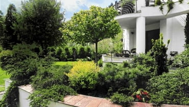 TARAS NAWIERZCHNIA KAMIENNA KAMIEN SCIEZKA BALKON BALUSTRADA KOMPOZYCJA DRZEW I KRZEWOW IGLAKI PINUS MUGO VARIETAS MUGHUS SOSNA GORSKA KRZEW IGLASTY FOT. WIESLAW LIPIEC PUBLIKACJA OGRODY NUMER SPECJALNY - KATALOG PROJEKTOW - 4.2004 SLOWA KLUCZOWE: OGRODY ARCHITEKTURA ROSLINY