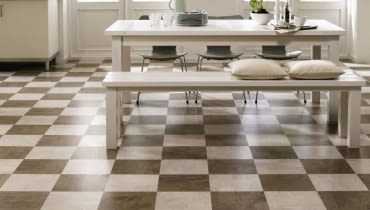 Na podłogach, na ścianach, jako dekoracyjny i praktyczny gadżet. We wszystkich tych rolach korek sprawdza się znakomicie. Zobaczcie, jak powstaje korek przeznaczony na posadzki, okładziny ścienne i różne drobiazgi oraz jak efektownie zdobi potem wnętrza. BR > Podłogi. Interesujący design tej korkowej podłogi, przypominający szachownicę, stwarza wnętrze o wyraźniej indywidualnej charakterystyce. To połączenie dwóch wzorów i odcieni brązu: jasnej w Identity Timide i ciemniejszej w Identity Tea. Wicanders, Identity Timide, Identity Tea, Dom Korkowy. Cena Identity Timide: 133 zł brutto/m2. Cena Identity Tea: 133 zł brutto/m2 Na podłogach, na ścianach, jako dekoracyjny i praktyczny gadżet. We wszystkich tych rolach korek sprawdza się znakomicie. Zobaczcie, jak powstaje korek przeznaczony na posadzki, okładziny ścienne i różne drobiazgi oraz jak efektownie zdobi potem wnętrza. BR > Podłogi. Interesujący design tej korkowej podłogi, przypominający szachownicę, stwarza wnętrze o wyraźniej indywidualnej charakterystyce. To połączenie dwóch wzorów i odcieni brązu: jasnej w Identity Timide i ciemniejszej w Identity Tea. Wicanders, Identity Timide, Identity Tea, Dom Korkowy. Cena Identity Timide: 133 zł brutto/m2. Cena Identity Tea: 133 zł brutto/m2