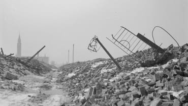 Ruiny na ul. Dzielnej, w tle kościół św. Augustyna przy ul. Nowolipki, 1945 r.