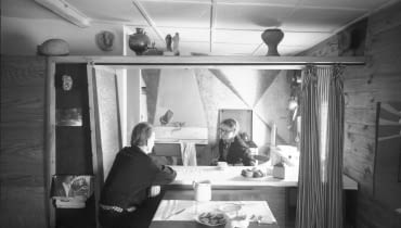 Oskar i Zofia Hansenowie w mieszkaniu przy ul. Sędziowskiej w Warszawie, 1958. Dzięki uprzejmości Fundacji Zofii i Oskara Hansen. Oskar i Zofia Hansenowie w mieszkaniu przy ul. Sędziowskiej w Warszawie, 1958. Dzięki uprzejmości Fundacji Zofii i Oskara Hansen.
