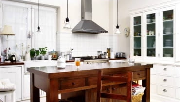 Kuchenne meble, zrobione na zamówienie, to wspólny projekt pani domu i architekta. Monika jest zadowolona zwłaszcza z oryginalnego kredensu (to jeszcze jedno jej spełnione marzenie). UWAGA PONOWNA PUBLIKACJA ZA ZGODA WLASCICIELI