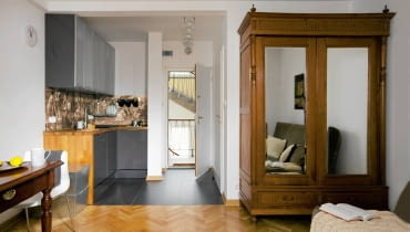 Zaledwie 22-metrowa kawalerka dopiero czeka na gospodarza - Janek zamieszka tu już niedługo, gdy tylko zostanie studentem. Rodzice, którzy kupili synowi mieszkanie, chcieli, by wnętrze przypominało mu dom rodzinny. Wystrojem miało się też wpisać w?atmosferę widocznej za oknem Starówki. <BR /> MIESZKANIE. Dębowy parkiet z lat pięćdziesiątych XX wieku został bardzo starannie odnowiony. Pojemna szafa z lustrem jest dużo starsza - pochodzi z drugiej połowy XIX wieku. wystrój wnętrz, kawalerka, małe mieszkanie