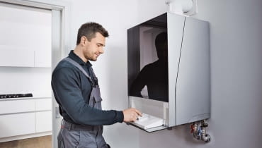 W ramach konserwacji kotła kondensacyjnego fachowiec kontroluje stan połączeń elektrycznych i automatyki W ramach konserwacji kotła kondensacyjnego fachowiec kontroluje stan połączeń elektrycznych i automatyki