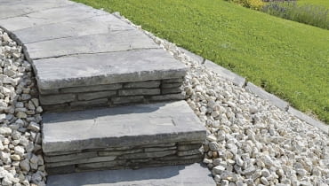 Betonowe płyty do budowy ogrodowych schodów mogą do złudzenia przypominać kamień, np. dekoracyjny łupek lub wapienie