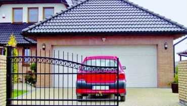 Zgodnie z przepisami szerokość wjazdu na posesję nie powinna być mniejsza niż 3 m. Oczywiście im szerszy wjazd, tym lepiej. SAMONOSNA BRAMA PRZESUWANA OTWIERANA AUTOMATYCZNIE FOT. WISNIOWSKI PUBLIKACJA LADNY DOM NR 8 (58) - 8.2003 PUBLIKACJA LADNY DOM NR 1 (63) - 1.2004 PUBLIKACJA LADNY DOM NR 4 (66) - 4.2004