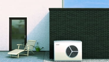 Jednostka zewnętrza powietrznej pompy ciepła przypomina z wyglądu klimatyzator Jednostka zewnętrza powietrznej pompy ciepła przypomina z wyglądu klimatyzator