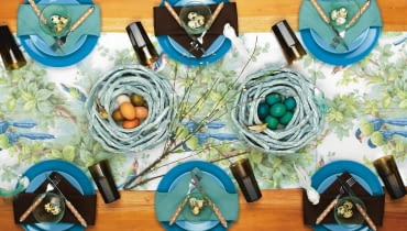 Geometrycznym porządkiem nowoczesnego nakrycia zawładnęła wiosenna przyroda. Gdy na talerzach przysiadły ptaszki, a na bieżniku pojawiły się realistyczne wzory roślinne, zrobiło się naprawdę miło i świątecznie. <BR /> DEKORACJE ŚWIĄTECZNE - STOŁY. Wianki-gniazda, śr. 30 cm 55 zł/szt. tendom.pl; Talerze obiadowe 7,99 zł/szt. IKEA; Talerze deserowe 5,45 zł/szt., miseczki 2,39 zł/szt., szklanki 1,30 zł/szt. Auchan; Ptaszki (białe) 15 zł/szt., stół, 200x95 cm 3990 zł Meubles de Charme; Ptaszki (turkusowe, duże) 22 zł/szt., ptaszki (brązowe, małe) 17 zł/szt., bieżnik, 70x150 cm 78 zł Ludwik Styl; Sztućce 109 zł/dla 6 osób, sztuczna gałązka 25 zł home&you; Serwetki 17 zł/szt. Art Manus 2014.02.12 , Stoly wielkanocne , stylizacja Beata Drzewosowska , Cztery Katy . Fot. Michal Mutor SLOWA KLUCZOWE: WNETRZA DEKORACJE WIELKANOC