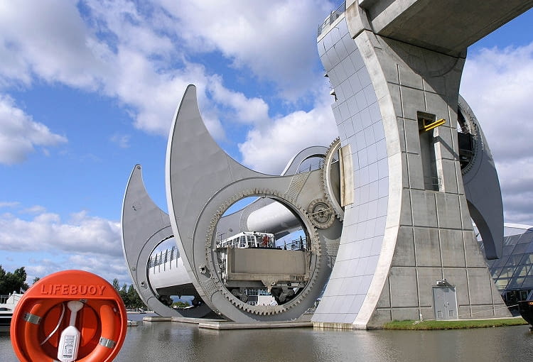 Falkirk Wheel - czyli jedyna taka na świecie winda dla barek rzecznych w Szkocji. Łączy kanały Union z Forth and Clyde, pomiędzy którymi jest 24 metry różnicy wysokości konstrukcja, szkocja, wielka brytania, beton