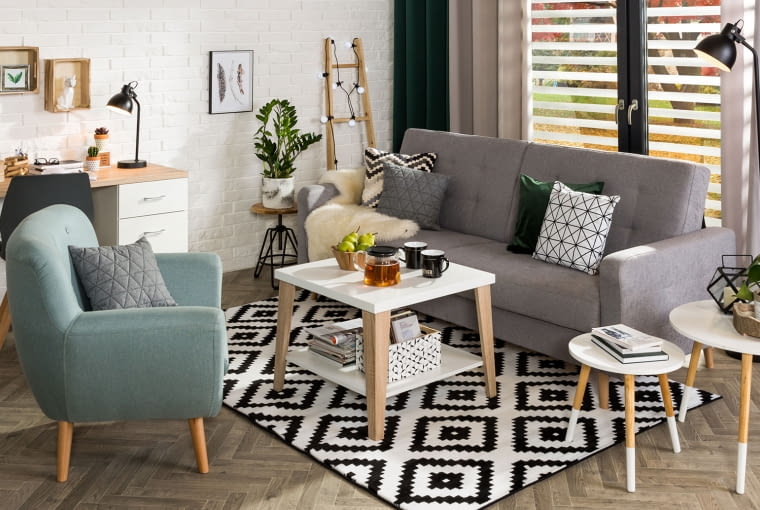 Tkaniny – dywan, zasłony, dekoracyjne poduszki, pledy i koce sprawią, że wnętrze stanie się przytulniejsze Salon w stylu hygge