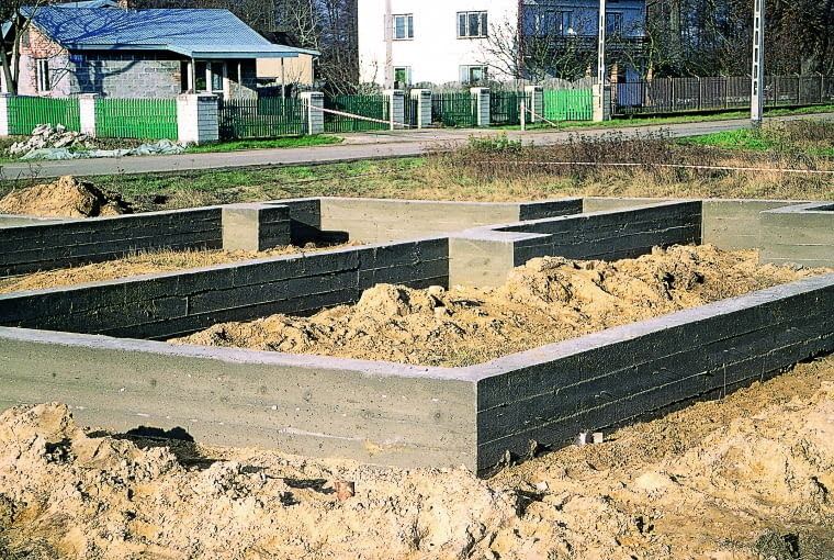 Bloczki betonowe o standardowych wymiarach mają ciemnoszary kolor. Jest to materiał niezwykle wytrzymały oraz odporny na działanie wilgoci i ognia, a zatem idealnie nadaje się do budowy fundamentów Bloczki betonowe o standardowych wymiarach mają ciemnoszary kolor. Jest to materiał niezwykle wytrzymały oraz odporny na działanie wilgoci i ognia, a zatem idealnie nadaje się do budowy fundamentów