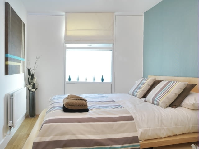 Sypialnia w jasnych kolorach ca. 2007, , , United Kingdom --- Contemporary Bedroom --- Image by Diane Auckland/Arcaid/Corbis