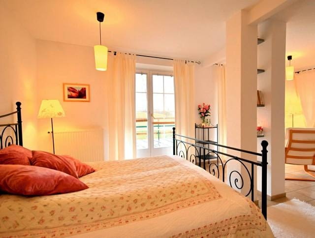 SYPIALNIA PRZED ZMIANĄ. Przed remontem apartament składał się z obszernego pokoju, umownie podzielonego na część wypoczynkową i sypialną, oraz łazienki. Metamorfoza. Pokój. Sypialnia. Łazienka.