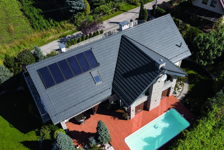 Fotowoltaikę wykorzystuje się do ogrzewania wody i oświetlenia domu. Uzyskaną energię elektryczną można użytkować na bieżące potrzeby lub magazynować