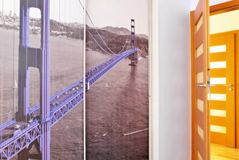 Szafa wnękowa z przesuwanymi drzwiami