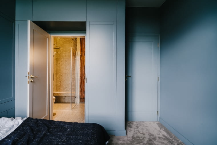 Sypialnia gospodarzy posiada prywatną łazienkę.