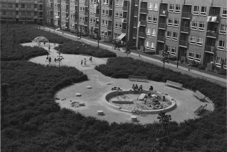 Plac zabaw w Dijkstraat, Amsterdam 1954 Plac zabaw w Dijkstraat, Amsterdam 1954