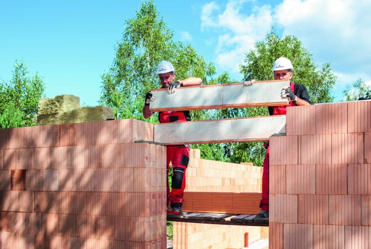 Belki nadprożowe układa się pionowo, zestawiając je zgodnie ze schematem w projekcie. Razem z materiałem termoizolacyjnym związuje się je miękkim drutem