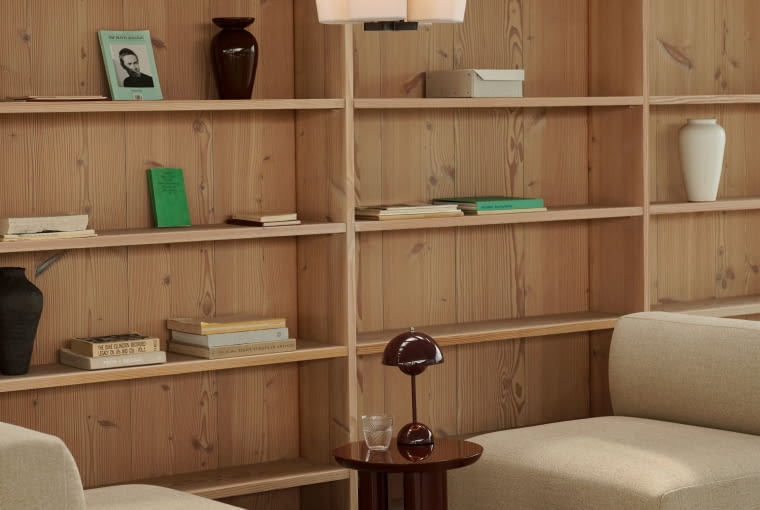 Lampa Bella SC114 nawiązuje do kształtu czterolistnej koniczyny. Cztery pionowe moduły połączone centralnym, brązowym elementem uzupełniają zakrzywione klosze z płótna. Idealna do wnętrz wolnych od nadmiaru detali, dających poczucie wyciszenia. &TRADITION
