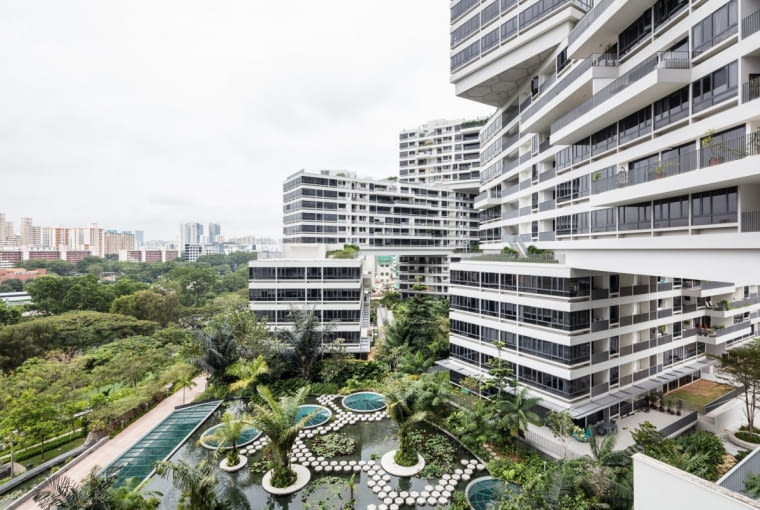 Interlace: apartamentowiec w Singapurze zaprojektowany przez OMA i Ole Sheerena. Wertykalna wioska złożona z 31 bloków poukładanych na sobie niczym klocki wokół zielonych dziedzińców.