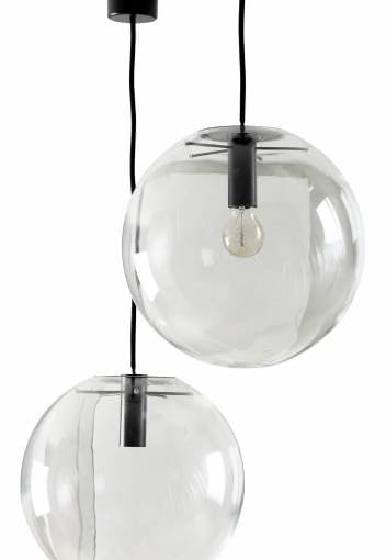 Oświetlenie. Proste oprawy lamp, często w kształcie geometrycznych brył, przypominają oświetlenie fabryczne albo laboratoryjne. Przez klosze często są widoczne żarówki. 10.02.2008 WARSZAWA SESJA STYLE NA ZDJECIU WNETRZA STYLIZACJA KAROLINA SWIDERSKA DLA CZASOPISMA CZTERY KATY FOT. ARKADIUSZ SCICHOCKI / AGENCJA GAZETA