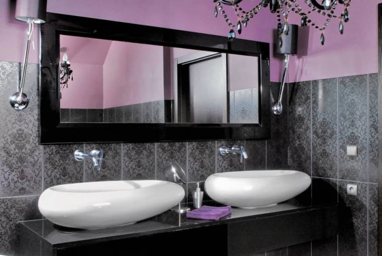 Zestawiając fiolet z czernią i srebrzystą szarością, uzyskano w tej łazience atmosferę elegancji. Aby taka kolorystyka nie wpływała na odbiór wnętrza jako ponurego, zastosowano połyskliwe materiały i bardzo jasne oświetlenie. TEMAT NUMERU - LAZIENKA WNETRZA , LAZIENKA - FIOLETOWO - CZARNA STYLIZACJA AGNIESZKA OSAK-REJMER FOT. SYLWESTER REJMER PUBLIKACJA CZTERY KATY NR 11 (241) - 11 2011 SLOWA KLUCZOWE: WNETRZE LAZIENKA ZDJĘCIE DO WKŁADKI: PUBLIKACJA CZTERY KATY NR 11 (241) - CZASOPISMA