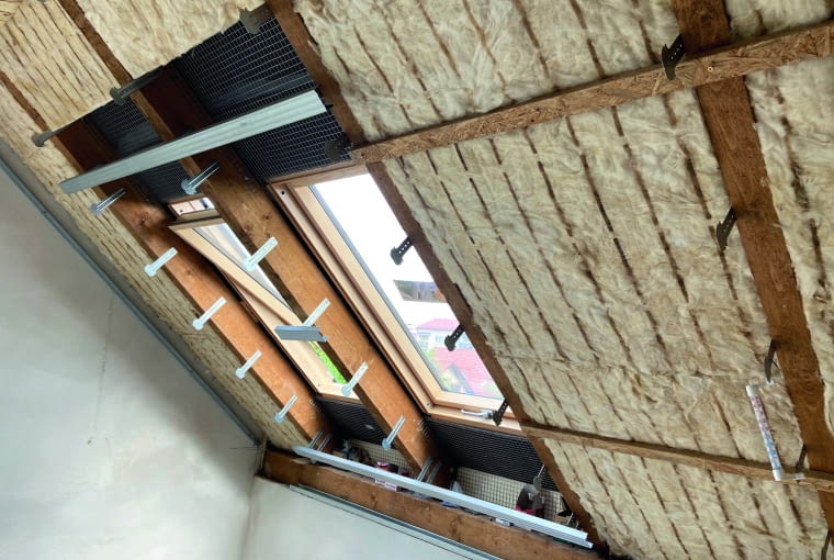 Poddasze ociepla się dwiema warstwami wełny: pierwszą układa się między krokwiami, drugą pod nimi, niwelując w ten sposób mostki cieplne Poddasze ociepla się dwiema warstwami wełny: pierwszą układa się między krokwiami, drugą pod nimi, niwelując w ten sposób mostki cieplne