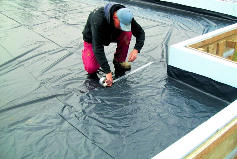 W płycie fundamentowej problem utraty ciepła jest rozwiązany poprzez zastosowanie warstwy izolacji termicznej na obwodzie i pod całą powierzchnią płyty W płycie fundamentowej problem utraty ciepła jest rozwiązany poprzez zastosowanie warstwy izolacji termicznej na obwodzie i pod całą powierzchnią płyty