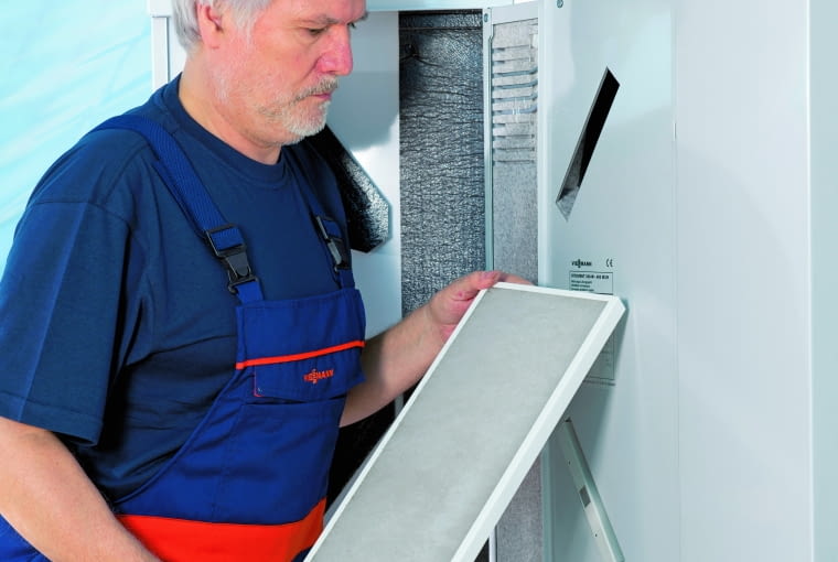 Każdy rekuperator ma co najmniej dwa filtry powietrza. Jeden znajduje się w czerpni i ma za zadanie oczyszczać powietrze pobierane  z zewnątrz, drugi – na wywiewie chroni wymiennik i wentylator