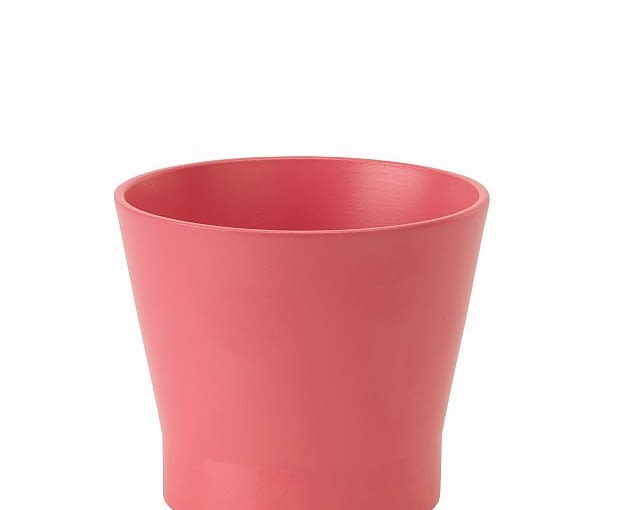 W stronę klasyki - prosta forma osłonki wprowadzi spokój i ład do domowej przestrzeni W stronę klasyki - prosta forma osłonki wprowadzi spokój i ład do domowej przestrzeni