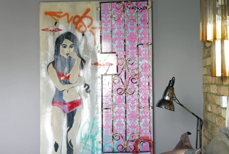 W małżeńskiej sypialni Sue wykreowała romantyczno-urbanistyczny miks, łącząc atłas poduszek z techniką graffiti. Kompozycję dopełnia fragment zabytkowego ogrodzenia. W małżeńskiej sypialni Sue wykreowała romantyczno-urbanistyczny miks, łącząc atłas poduszek z techniką graffiti. Kompozycję dopełnia fragment zabytkowego ogrodzenia.