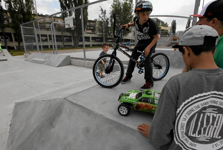 04.07.2014 Warszawa , Bemowo . Ul Pelczynskiego 22 . Nowootwarty Skwer Sportow Miejskich . Fot . Slawomir Kaminski / Agencja Gazeta SLOWA KLUCZOWE: ludzie wypoczynek sport rekreacja mlodziez miasto sporty miejskie nowy skwer /FR/