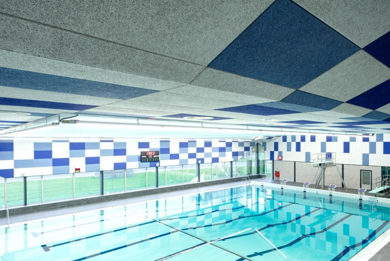 Kontrastują one z żywą, turkusową tonacją wody. Kontrastują one z żywą, turkusową tonacją wody.