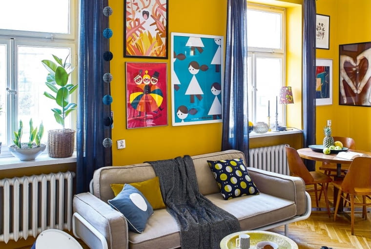 W towarzystwie stylowego stołu i czeskich krzeseł świetnie odnalazła się sofka z IKEA. Poduszka z kółkiem jest ze Scandinavian Living, żółta z Nap. Nad kanapą prace Joanny Jurczak (na górze) i Jerzego Flisaka (na dole po lewej) oraz reklamowy plakat z kawiarni, którą Maria prowadziła kiedyś z siostrą na warszawskiej Tamce.