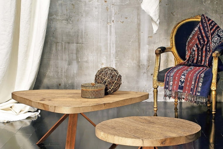 UDANY ZWIĄZEK. Surowe drewno w połączeniu z innymi materiałami nabiera nowego charakteru. Zyskuje na szlachetności, staje się eleganckie i nowoczesne. Tak jak w przypadku stolików Gharda?a zaprojektowanych dla francuskiej marki Elitis. Blaty z postarzanego drewna dębowego zestawiono z oksydowaną stalą. elitis-mobilier.com/smlconcept.com